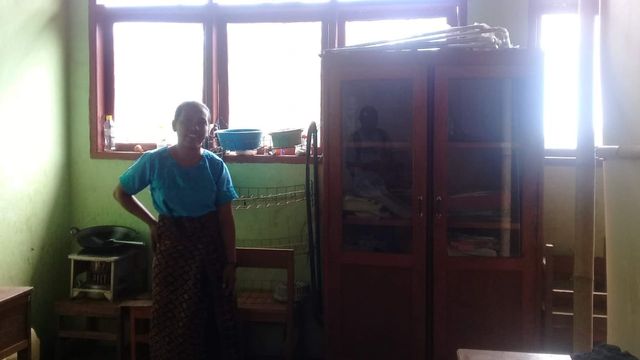 Ruang kelas yang disekat dan dijadikan dapur serta ruang tidur pasutri guru di SDN Hepang, Kabupaten Sikka. Foto: Albert Aquinaldo. 