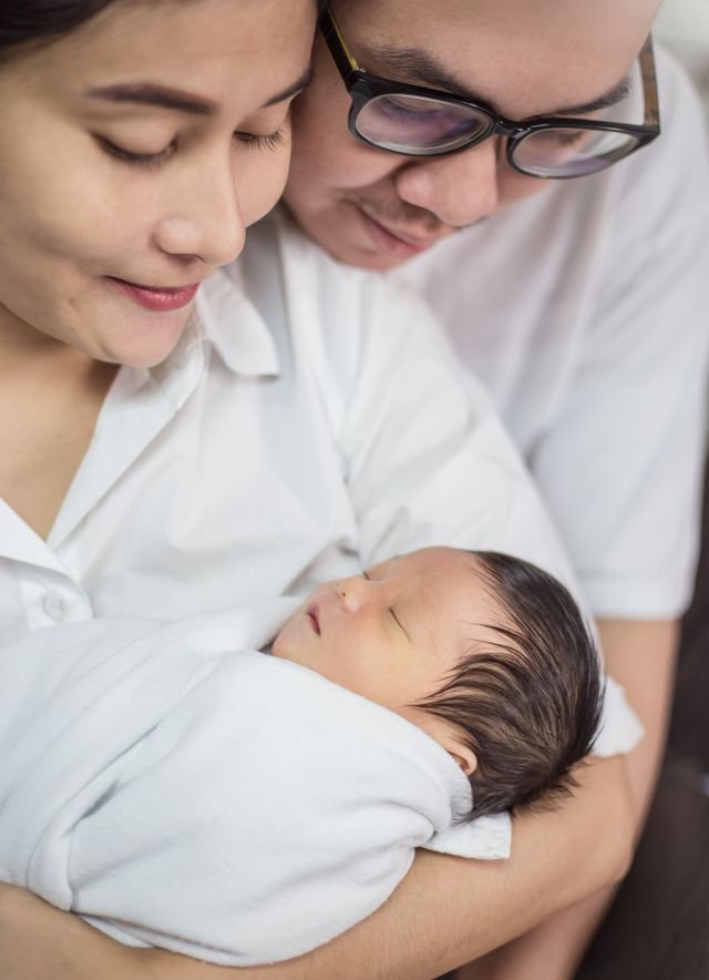 Ilustrasi ibu dan ayah bersama bayi baru lahir. Foto: Shutter Stock