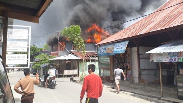 Kebakaran melanda kompleks Pasar Pamboang yang menyebabkan enam rumah warga ludes terbakar. Foto: Dok. Istimewa