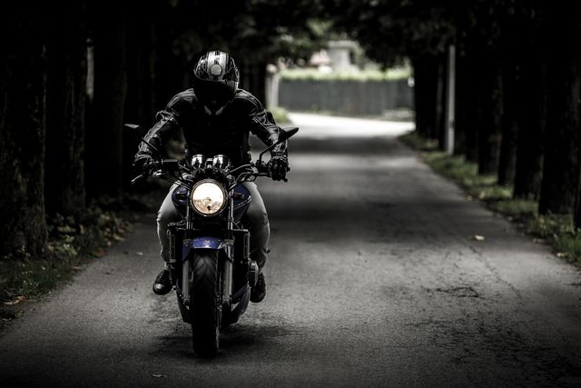 Ilustrasi mengendarai sepeda motor. Foto: pixabay
