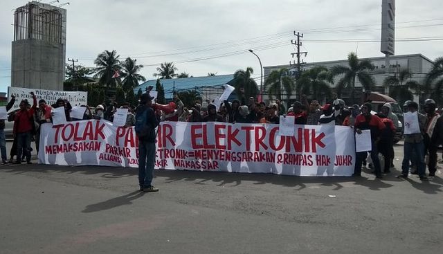 Aksi demo tukang parkir di Makassar tolak sistem parkiran online, (Makassar Indeks/Qis).