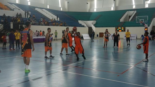Happy Ballers Bikin Happy Laga Basket Persahabatan di Mimika Sport Complex (366981)