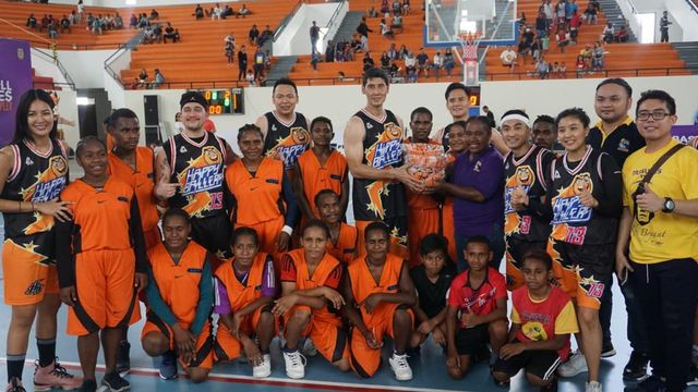 Happy Ballers Bikin Happy Laga Basket Persahabatan di Mimika Sport Complex (366980)