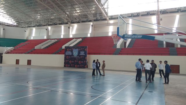 Happy Ballers Bikin Happy Laga Basket Persahabatan di Mimika Sport Complex (366982)