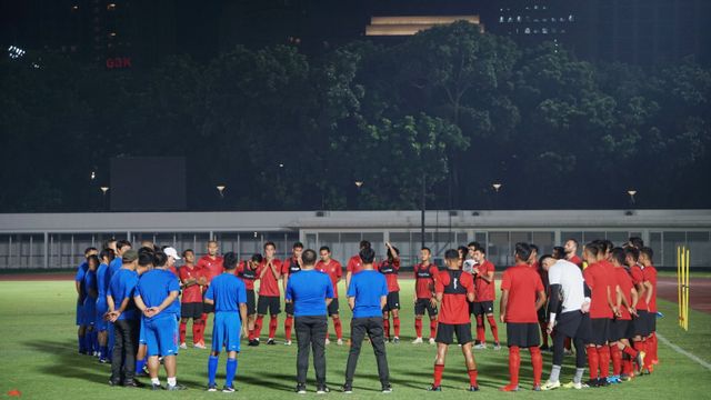 Pelatih Timnas Indonesia Shin Tae-yong memberikan arahan saat sesi latihan di Stadion Madya Gelora Bung Karno, Jakarta, Jumat (14/2).  Foto: Irfan Adi Saputra/kumparan 