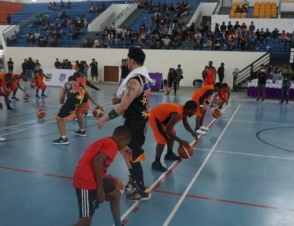 Atket basket Perbasi Mimika dengan mencoba vanue basket di  Mimika Sport Complex yang menjadi salah satu bagian pentingan dalam PON XX di Papua.  (Dok: PTFI)