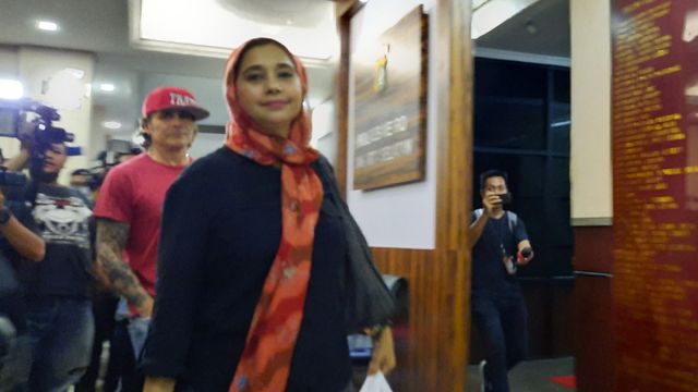 Ayu Azhari di Polres Metro Jakarta Selatan