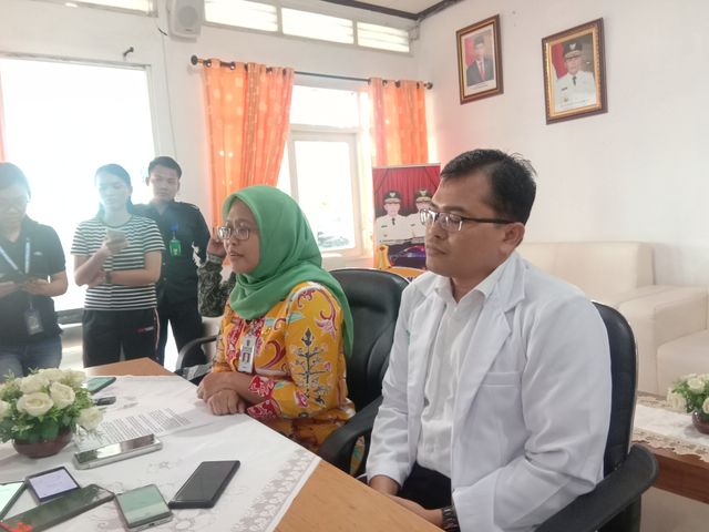 Direktur RSUD dokter Doris Sylvanus Palangka Raya Yayu Indryati (Tengah)saat merilis terkait dugaan pasien Corona, Jumat (14/02).
