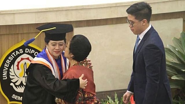 Ketua DPR RI Puan Maharani (kiri) usai secara resmi mendapatkan gelar Doktor Honoris Causa dari Universitas Diponegoro, Semarang, Jumat (14/2). Foto: Dok. Pemkot Semareng