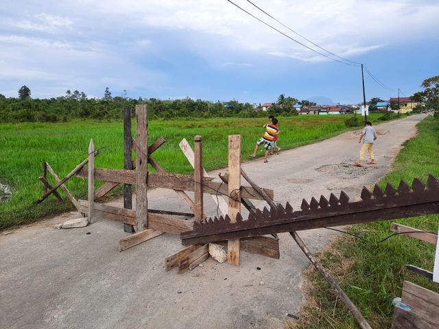 Jalan di RT 7, Kelurahan Ladang, Kecamatan Sintang, Kabupaten Sintang, ditutup warga karena tanahnya dijadikan lokasi pembuangan sampah. Foto: Yusrizal/Hi!Pontianak