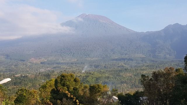 Potret Gunung Slamet diambil dari Pos Pengamatan Gunung Api Desa Gambuhan, Pulosari, Pemalang. (Foto: Irsyam Faiz)