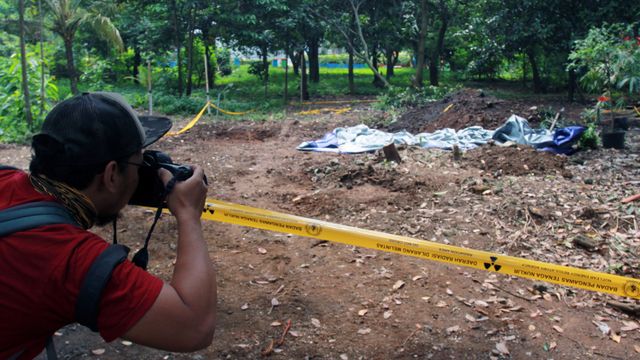 Seorang jurnalis foto memotret lokasi ditemukannya paparan tinggi radioaktif di Perumahan Batan Indah, Serpong, Tangerang Selatan, Banten, Jumat (14/2). Foto: ANTARA FOTO/Muhammad Iqbal