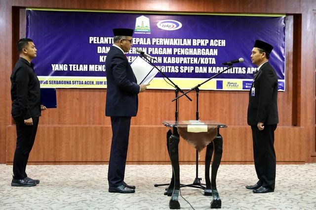 Plt Gubernur Aceh, Nova Iriansyah, melantik Indra Khaira Jaya menjadi Kepala Perwakilan BPKP Aceh, Jumat (14/2). Foto: Humas Setda Aceh