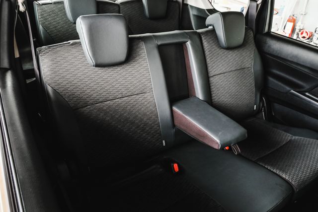 Jok baris kedua dengan arm rest di Suzuki XL7 Foto: Bangkit Jaya Putra