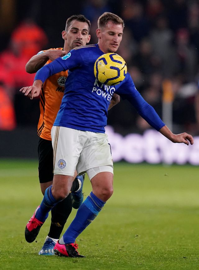 Aksi Marc Albrighton dalam laga Wolves versus Leicester. Foto: Action Images via Reuters/Andrew Boyers