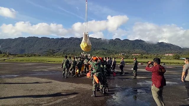 Proses evakuasi 12 jenazah helikipter MI 17 di Bandara Oksibil, Kabupaten Pegunungan Bintang. (Dok: Penrem 172/PWY)