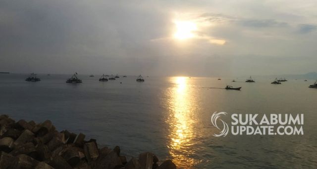 Pemandangan matahari tenggelam dari Dermaga Dua Palabuhanratu, Kabupaten Sukabumi. | Sumber Foto:Nandi