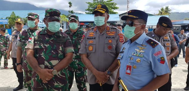 Pangdam Cenderawasih, Mayjen TNI Herman Asaribab saat berada di Lanud Silas Papare untuk proses evakuasi 12 jenazah korban heli MI 17