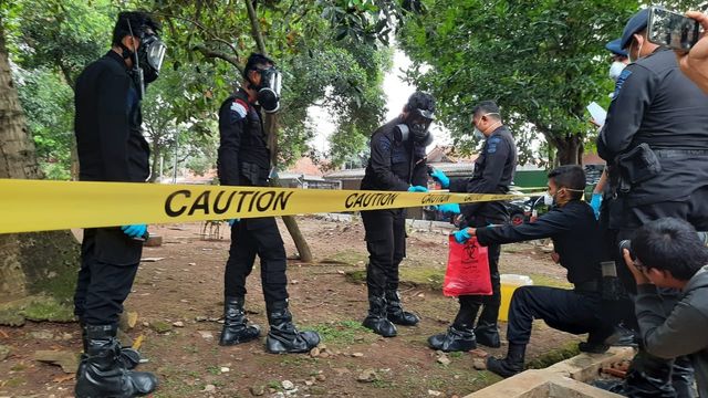 Petugas melakukan pengecekan pada pakaian petugas yang baru saja ambil sampel tanah di lokasi penemuan limbah radioaktif Serpong, Sabtu (15/2). Foto: Andreas Ricky Febrian/kumparan