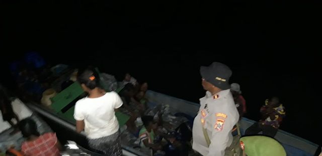 Evakuasi 13 orang penumpang perahu yang mengalami kecelakaan di Kabupaten Mamberamo Raya. (Dok: Polda Papua)