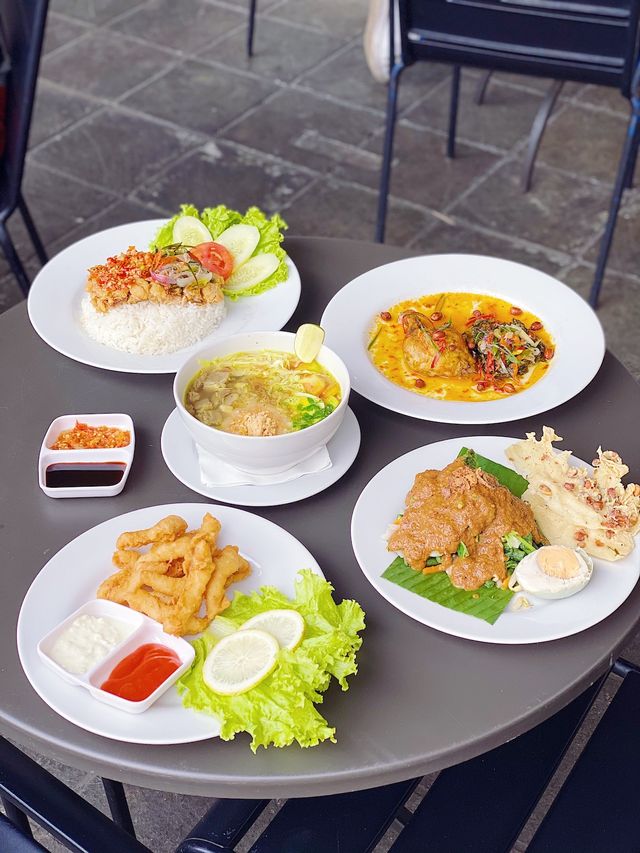 Varian makanan di Waroeng Koffie Batavia. Foto: Toshiko/kumparan