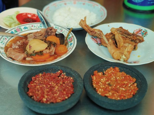 Rela Antre Demi Ayam Goreng dan Sop Buntut Pak Supar yang Legendaris di