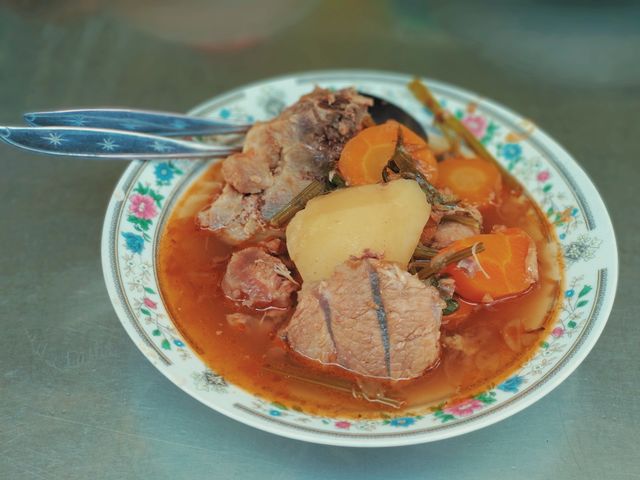 Rela Antre Demi Ayam Goreng dan Sop Buntut Pak Supar yang Legendaris di Semarang (63780)