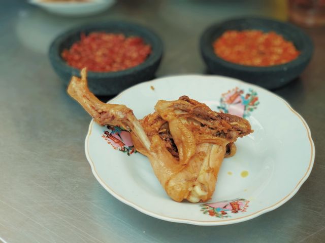 Rela Antre Demi Ayam Goreng dan Sop Buntut Pak Supar yang Legendaris di Semarang (63781)