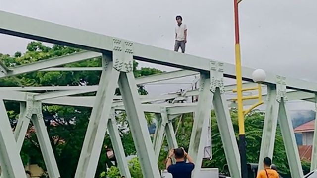 Seorang pria yang diduga stres memanjat ke atas Jembatan Andalas, Kota Padang, Sumatera Barat (Foto: Istimewa)