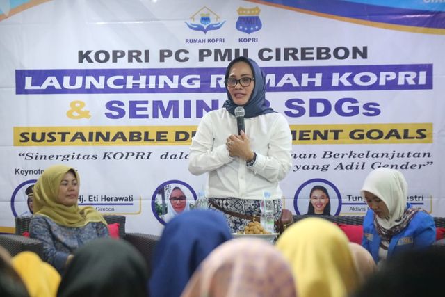 Wakil Walikota Cirebon, Eti Herawati saat menghadiri acara seminar terkait gender dan peresmian Rumah Kopri Kota Cirebon. (Juan)
