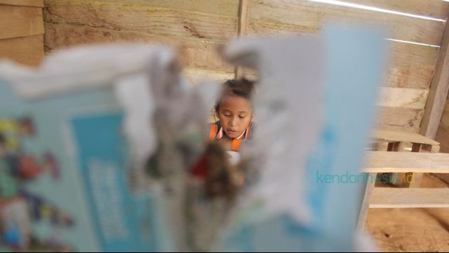 Seorang anak sedang membaca buku di ruang kelas SD Negeri 1 Mataleuno, Desa Lengkong Batu, Kecamatan Pakue Tengah, Kabupaten Kolut, Sultra. Foto: Lukman Budianto/kendarinesia.