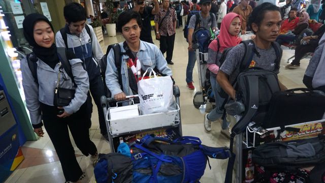 Warga Negara Indonesia (WNI) yang telah selesai masa observasi virus corona dari Natuna tiba di Bandara Halim Perdanakusumah, Jakarta, Sabtu (15/2).  Foto: Nugroho Sejati/kumparan 