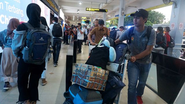Warga Negara Indonesia (WNI) yang telah selesai masa observasi virus corona dari Natuna tiba di Bandara Halim Perdanakusumah, Jakarta, Sabtu (15/2).  Foto: Nugroho Sejati/kumparan 