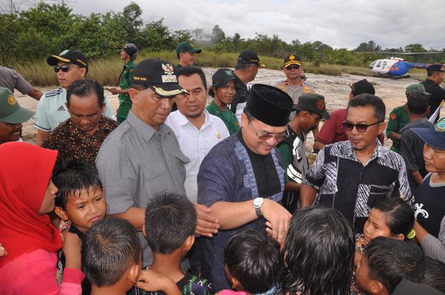 Bupati Belitung Timur, Yuslih saat mendampingi Gubernur Bangka Belitung, Erzaldi Rosman berkunjung ke Kabupaten Belitung Timur.