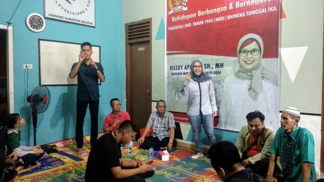 Anggota DPR RI Riezky Aprilia saat sosialisasi empat pilar kebangsaan kepada kaum disabilitas di Palembang. (foto: W Pratama/Urban Id)