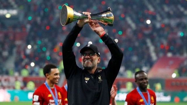 Juergen Klopp dan trofi juara Piala Dunia Antarklub pertama Liverpool. Foto: REUTERS/Kai Pfaffenbach