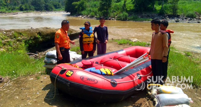 Tim SAR Gabungan saat melakukan pencarian jenazah Barji (35 tahun) warga Warungkiara, Kabupaten Sukabumi yang hilang di Sungai Cimandiri. | Sumber Foto:Nandi