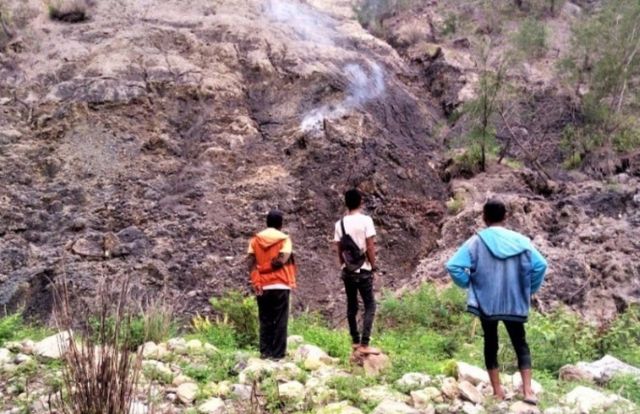 Gundukan tanah yang selalu mengeluarkan api disertai asap pekat dan air panas di Desa Sebot, Kabupaten TTS. Foto: istimewa.