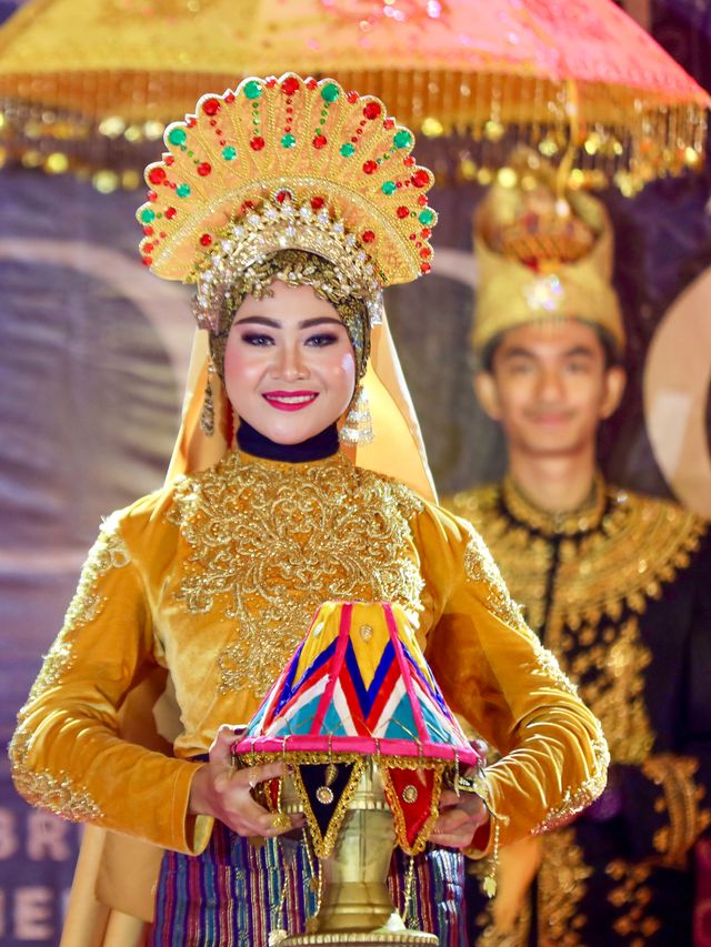 Model mengenakan pakaian adat perwakinan Aceh pada pembukaan Aceh Wedding Expo 2020, Sabtu (15/2/2020). Foto: Suparta/acehkini