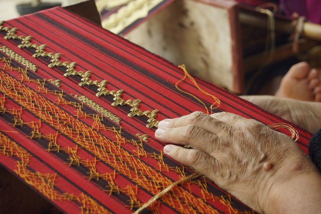 Proses pembuatan kain tapis di Tapis Jejama, Desa Negeri Katon, Kecamatan Negeri Katon, Kabupaten Pesawaran, Lampung, Sabtu (15/2) | Foto: Dimas Prasetyo/Lampung Geh
