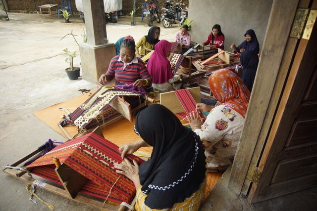 Tapis Negeri Katon, Pesawaran: Kearifan Lokal, Potensi Pembangkit Ekonomi (8333)