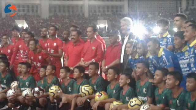 Joko Widodo dan FX Hadi Rudyatmo berfoto bersama disela-sela peresmian Stadion Manahan. (Tara Wahyu)