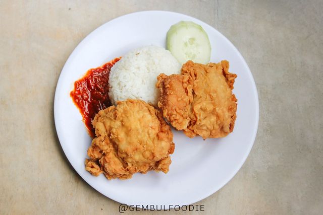 Ayam Goreng Crispy Pak Yunus yang viral di Yogyakarta. Photo by @gembulfoodie