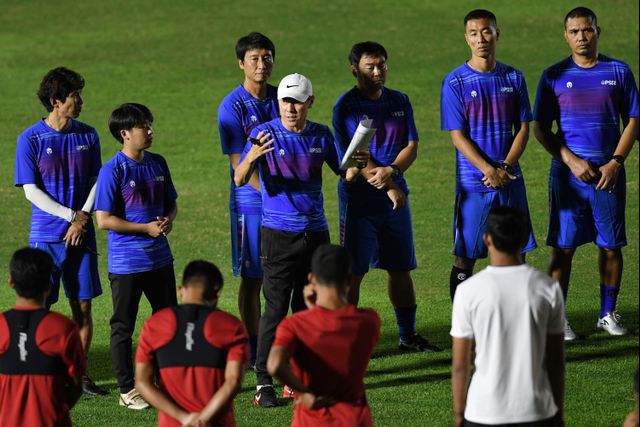 Pelatih Shin Tae-yong (tengah) memimpin latihan tim nasional sepak bola Indonesia di Stadion Madya, kompleks Gelora Bung karno (GBK), Senayan, Jakarta Foto: ANTARA FOTO/Aditya Pradana Putra