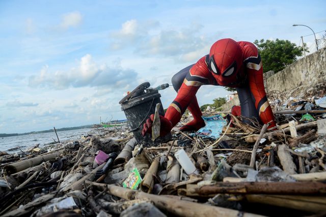 Foto Pekan Ini: Penembakan Massal di Thailand hingga Kepulangan WNI dari Natuna (566648)