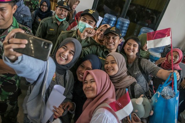 Foto Pekan Ini: Penembakan Massal di Thailand hingga Kepulangan WNI dari Natuna (566653)