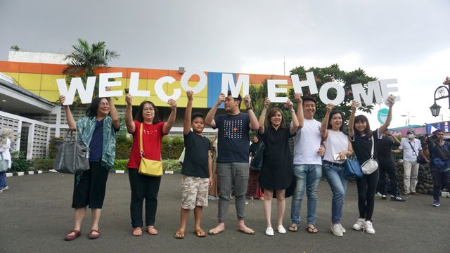 Foto Pekan Ini: Penembakan Massal di Thailand hingga Kepulangan WNI dari Natuna (566654)
