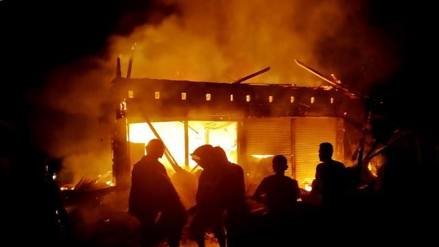 Petugas berusaha memadamkan api yang membakar enam unit kios di Pasar Sumani, Kabupaten Solok, Sumatera Barat (Foto: Dok. BPBD Kabupaten Solok) 