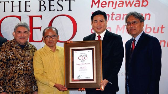 Presiden Direktur PT Sumber Alfaria Trijaya Tbk (Alfamart), Anggara Hans Pramira saat menerima penghargaan Best CEO 2019 (foto: istimewa)