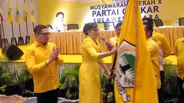 Christiany Eugenia Paruntu yang juga dikenal dengan nama Tetty Paruntu menerima pattaka Partai Golkar pertanda kembali memimpin Golkar Sulawesi Utara periode 2020-2025
